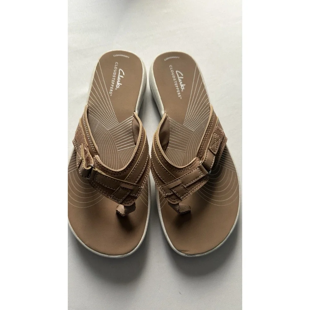 Clarks Women's Cloudsteppers In A Size 9 Used But In Good Condition Hook  Loop